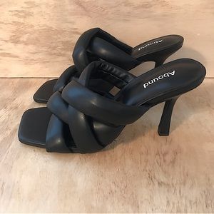 Abound Women’s Slip-On Heels in Black.      Size: 7.5